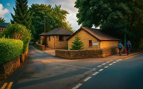 Lister Park Bradford 2Bed Detached Cottage House Parking Cinema Screen Games Room
